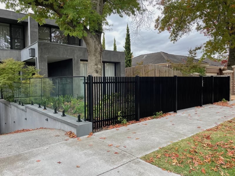 kew-steel-blade-fence-glass balustrade-2