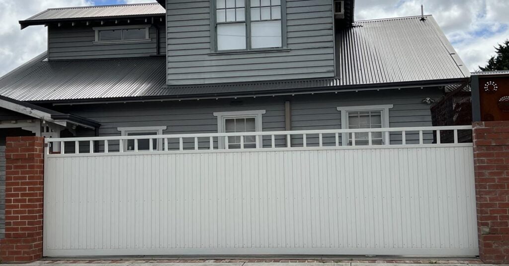 ogimage-timber-clad-sliding-gate-hampton-style ogimage-timber-clad-sliding-gate-hampton-style